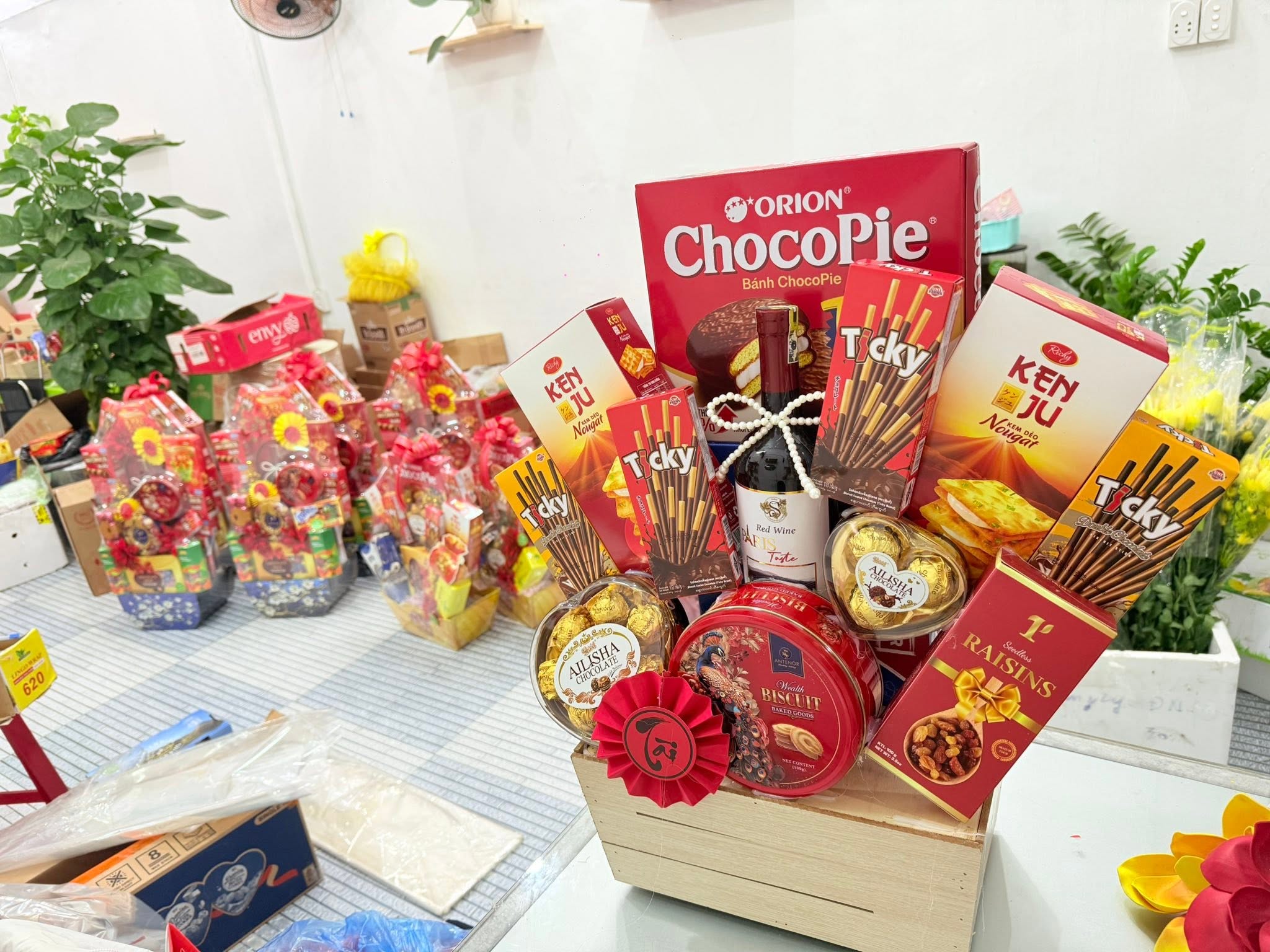 Giỏ bánh kẹo được làm từ các thương hiệu cao cấp