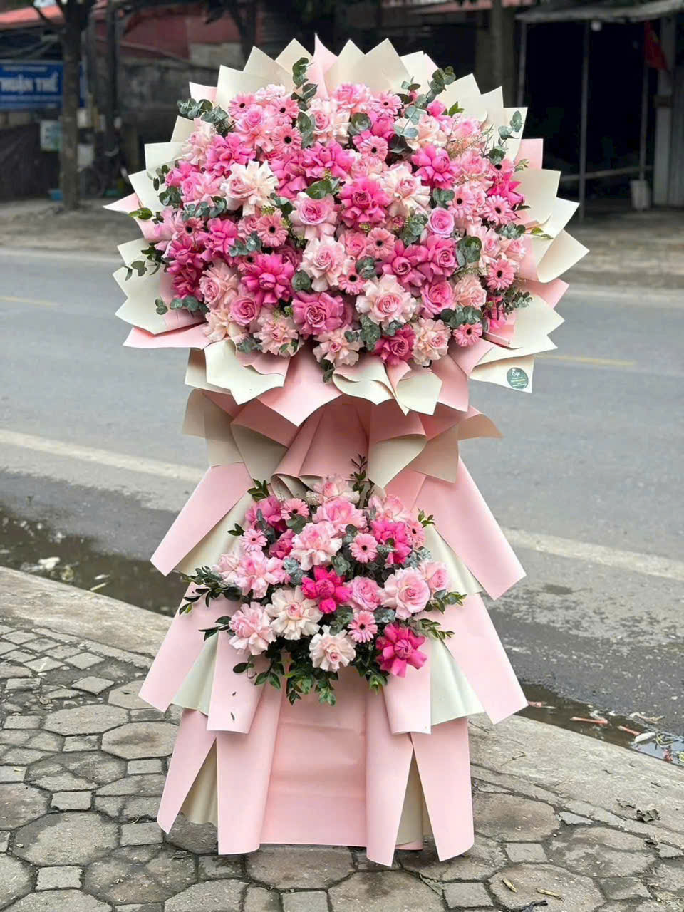 Lẵng hoa sự kiện trang trọng, tinh tế